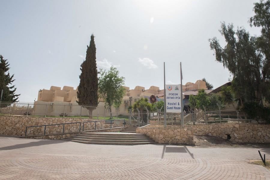 אנ